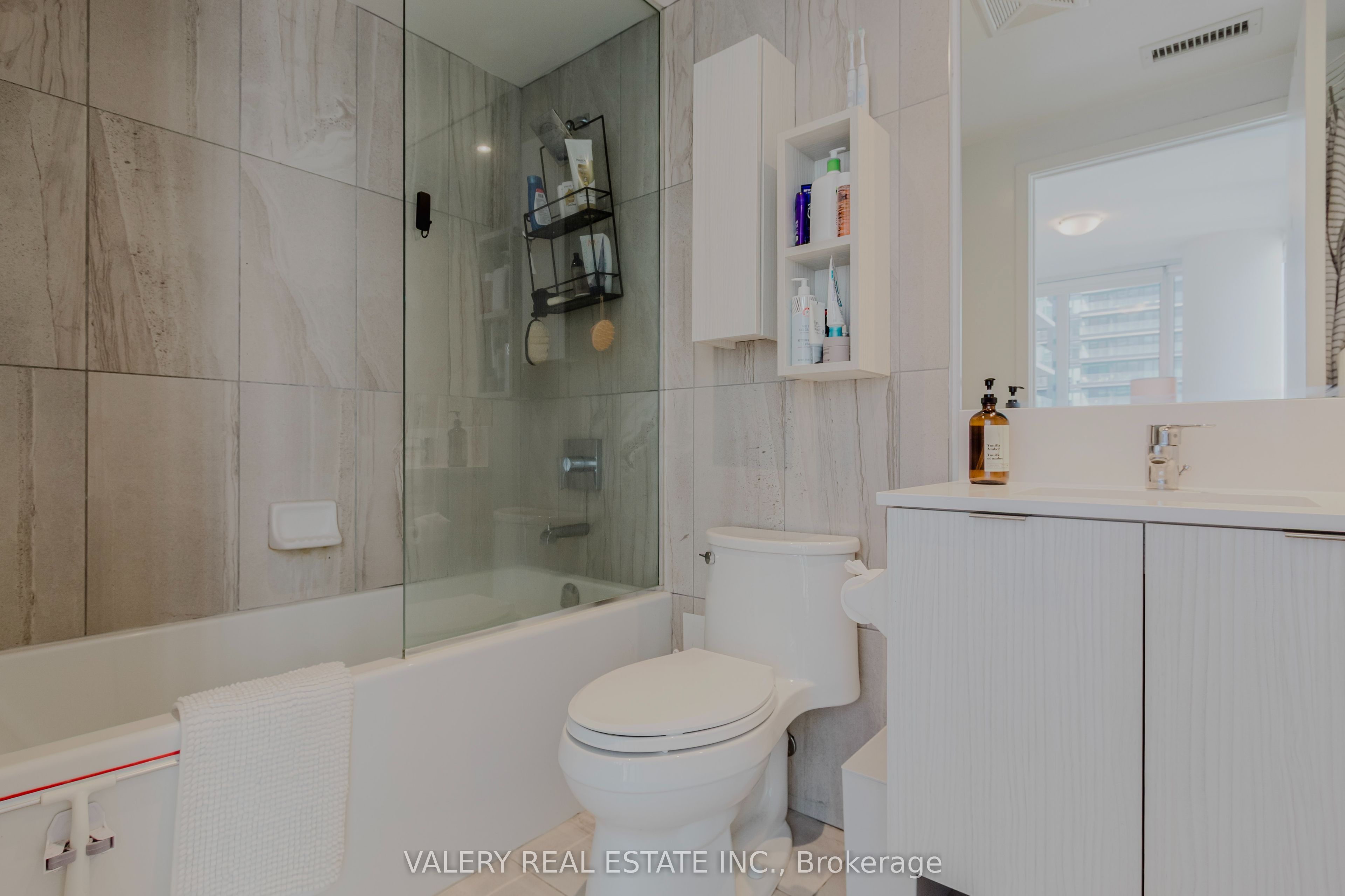 195 Redpath Avenue 712