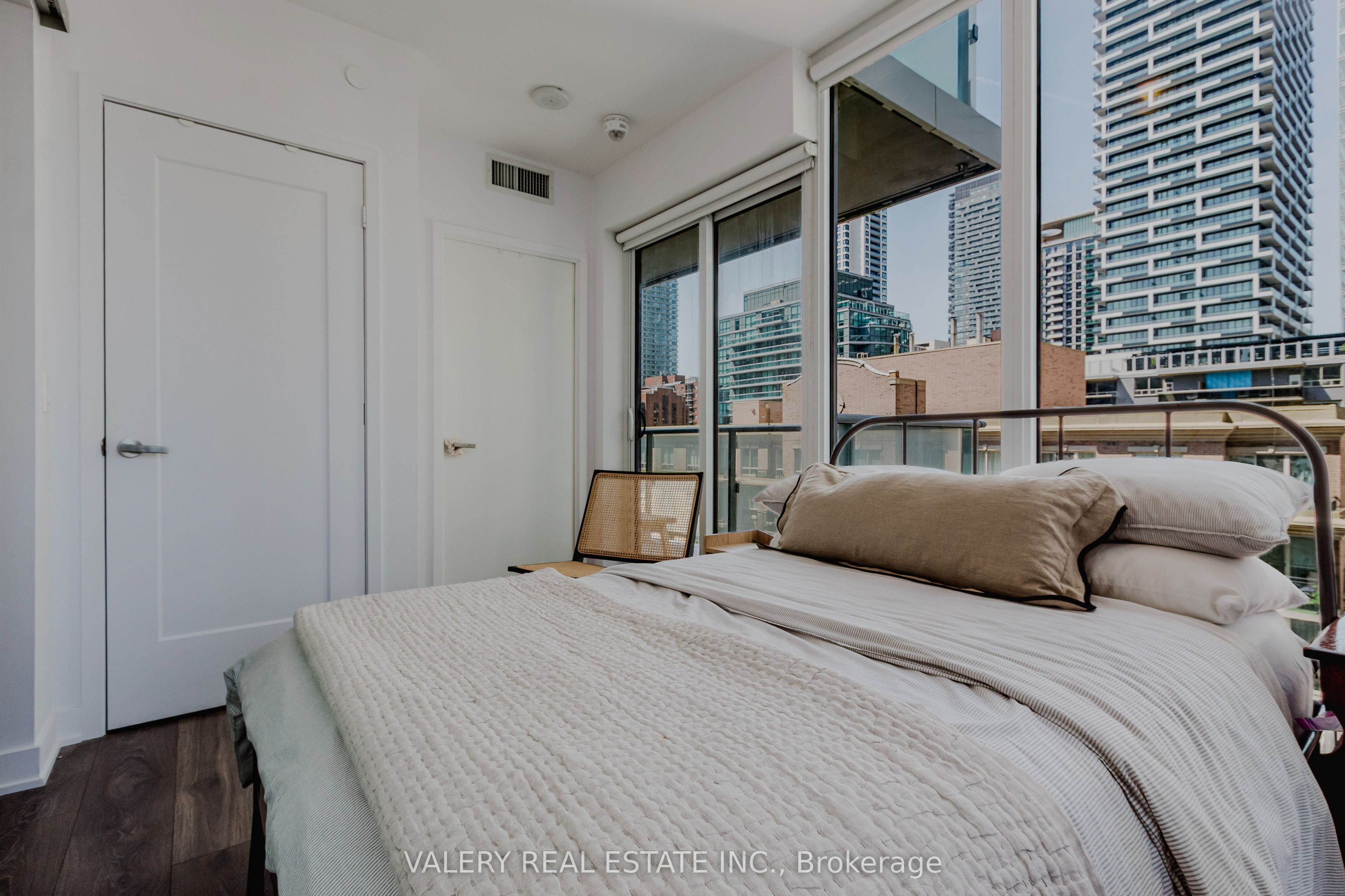 195 Redpath Avenue 712