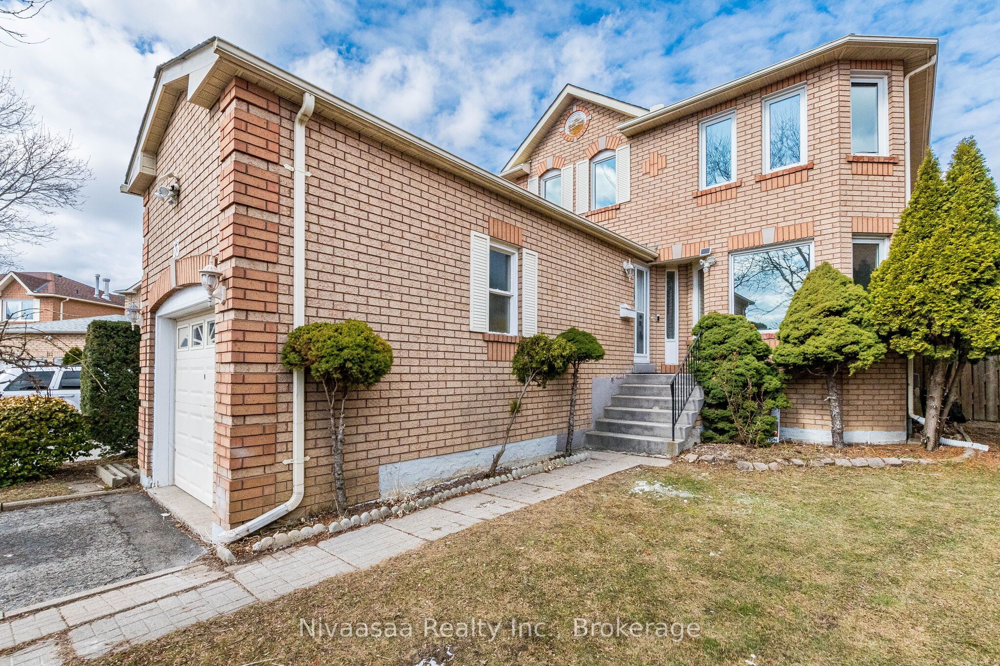 33 Pantages Court