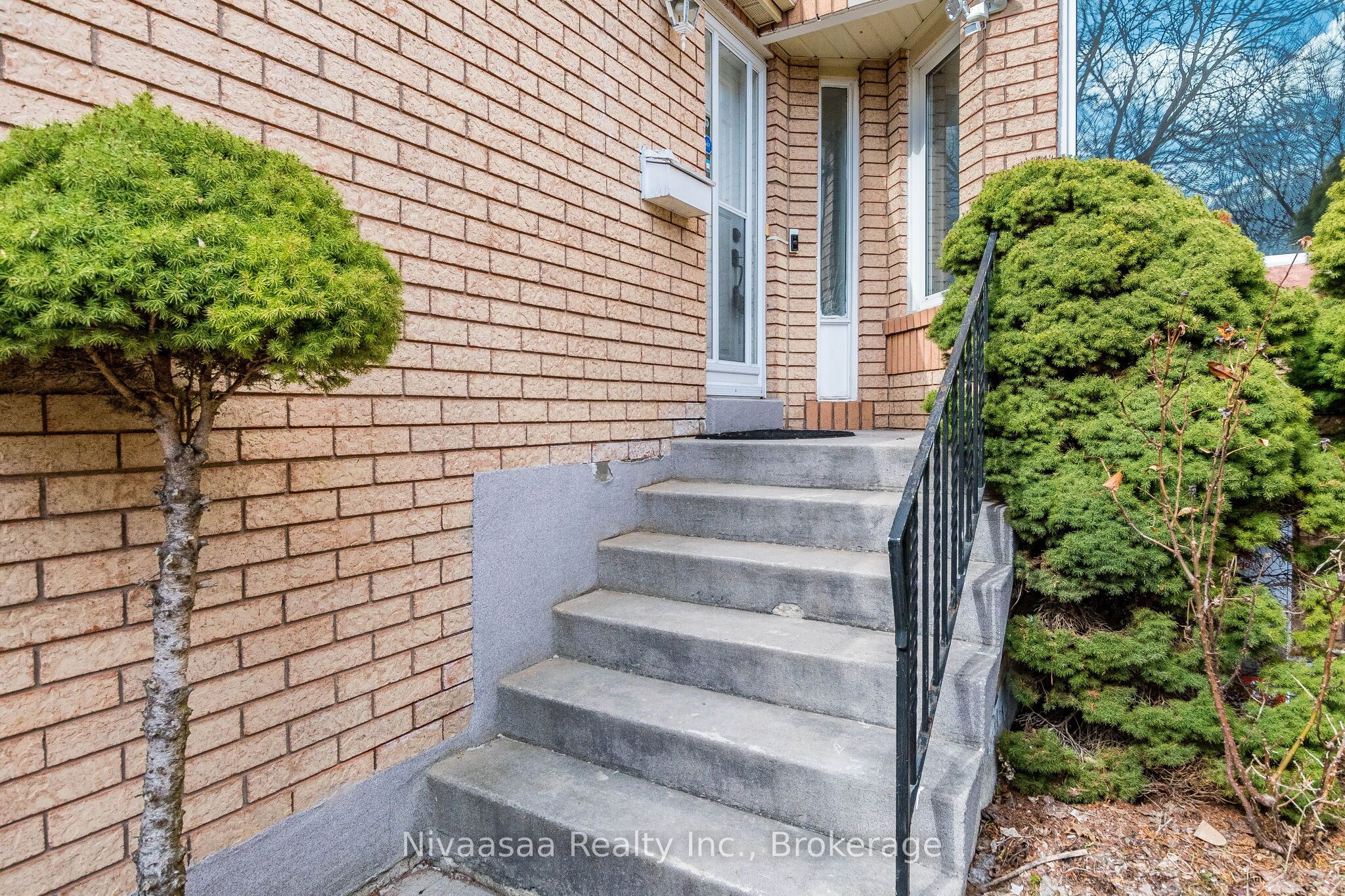 33 Pantages Court
