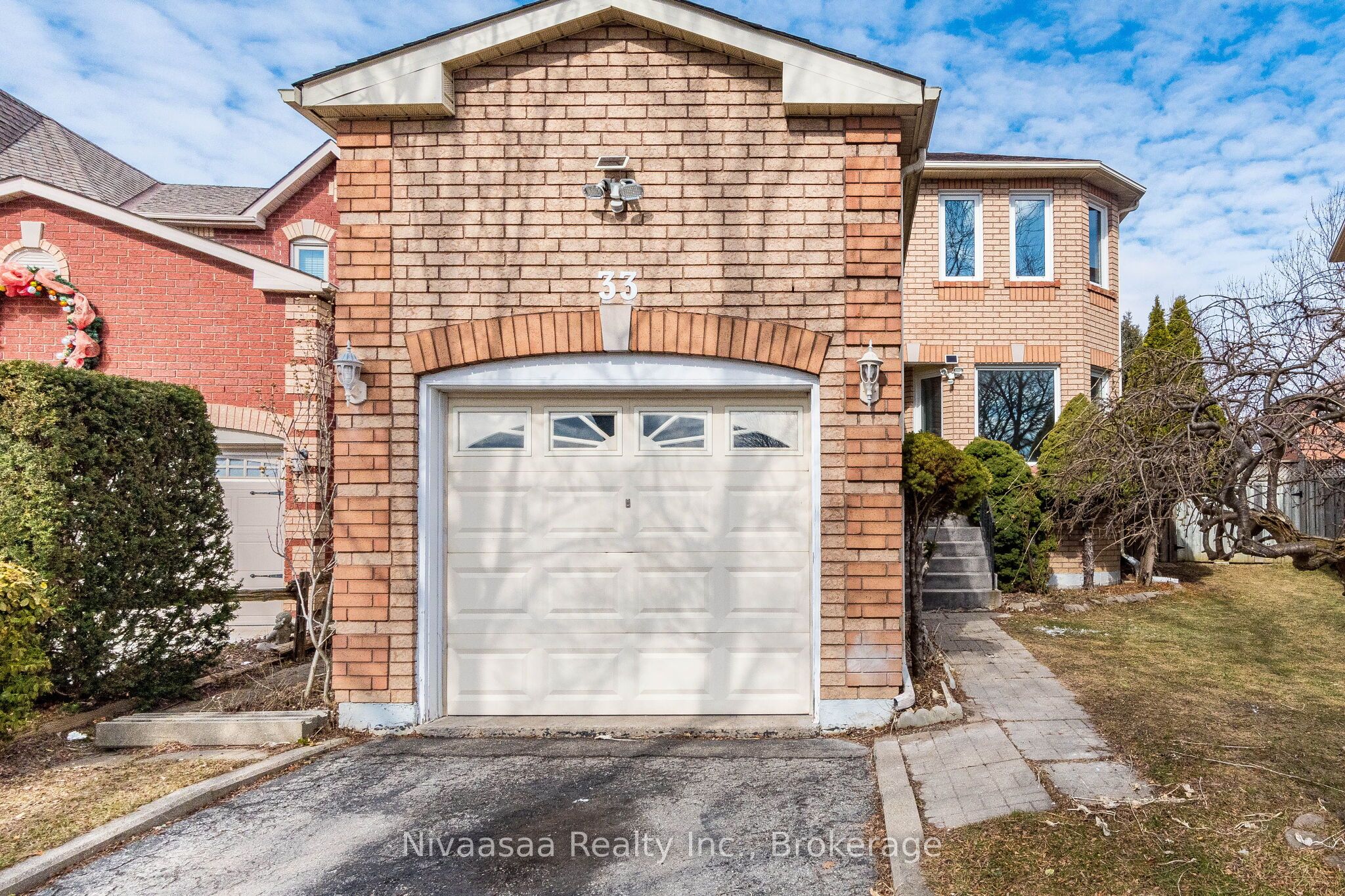 33 Pantages Court