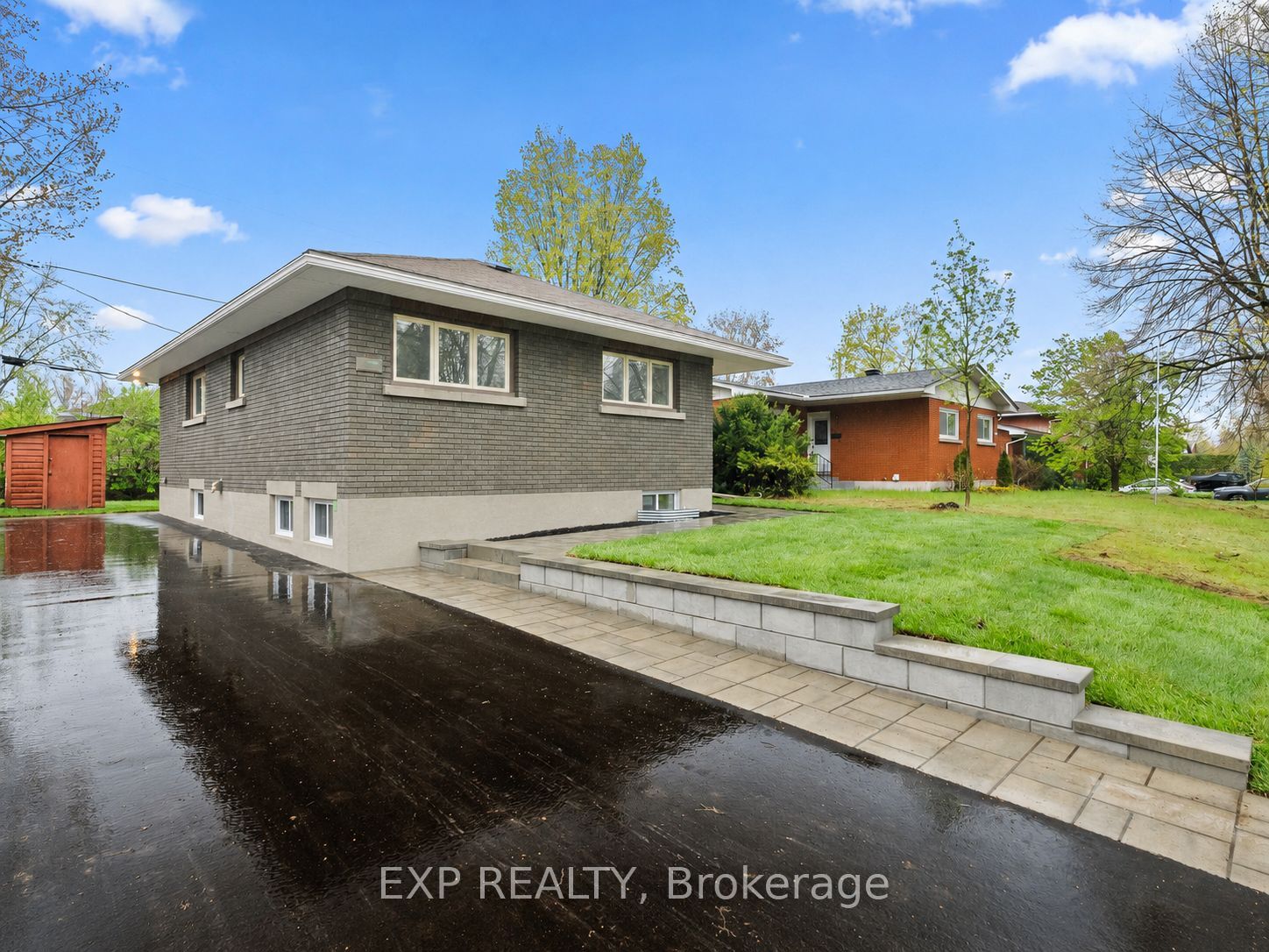 Photo 1 of 98 — 2393 Sheldon Avenue, Parkway Park - Queensway Terrace S and Area, ON K2C 1K4