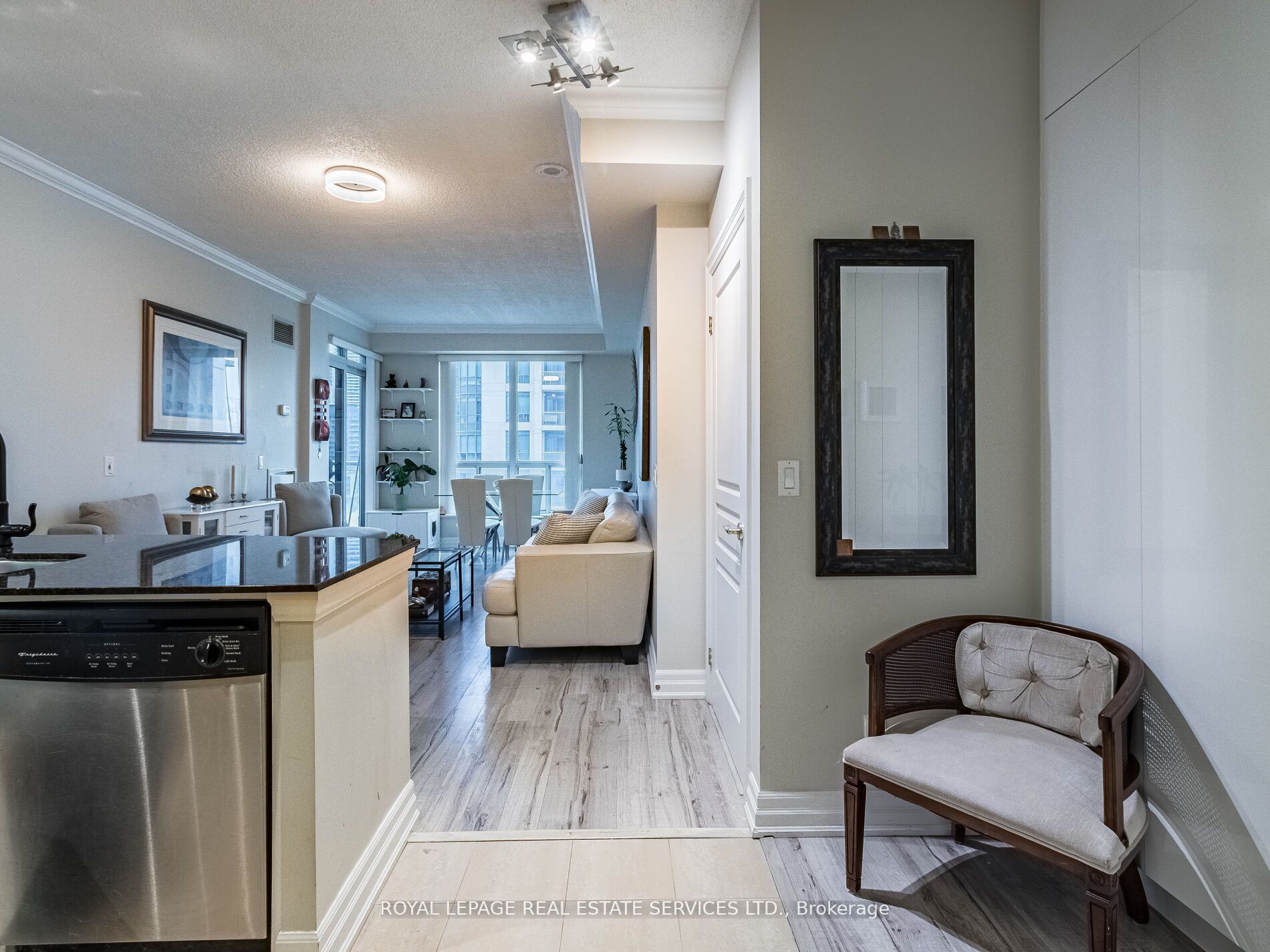 2083 Lake Shore Boulevard W 1113