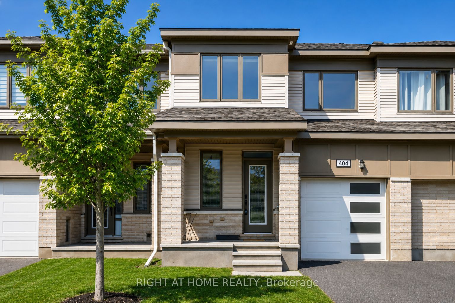 Photo 1 of 39 — 404 Edgevalley Court, Stittsville - Munster - Richmond, ON K2S 2R3