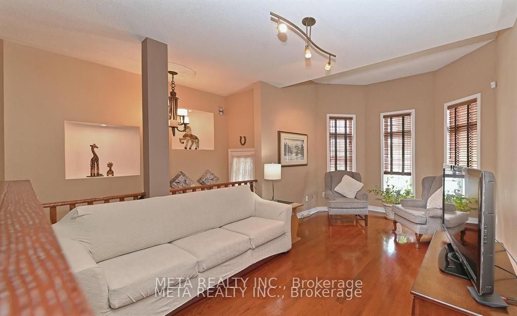 138 Van scott Drive N UPPER