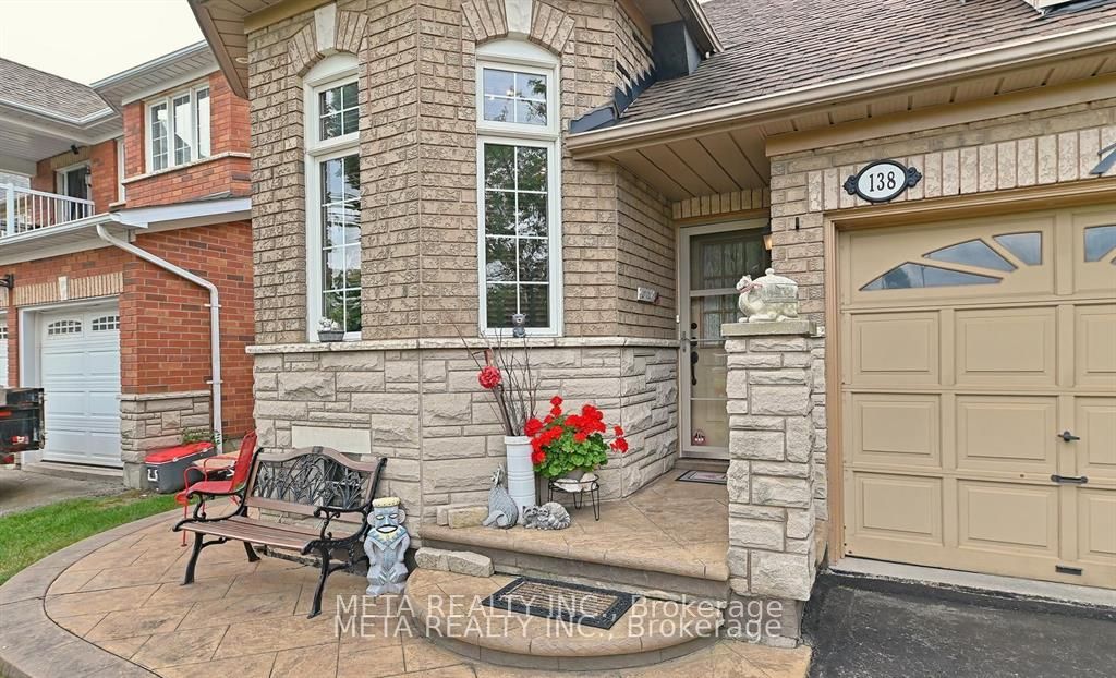 138 Van scott Drive N UPPER