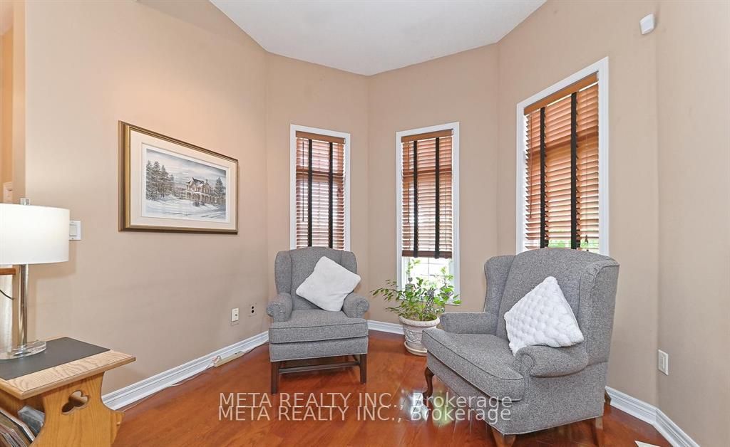 138 Van scott Drive N UPPER