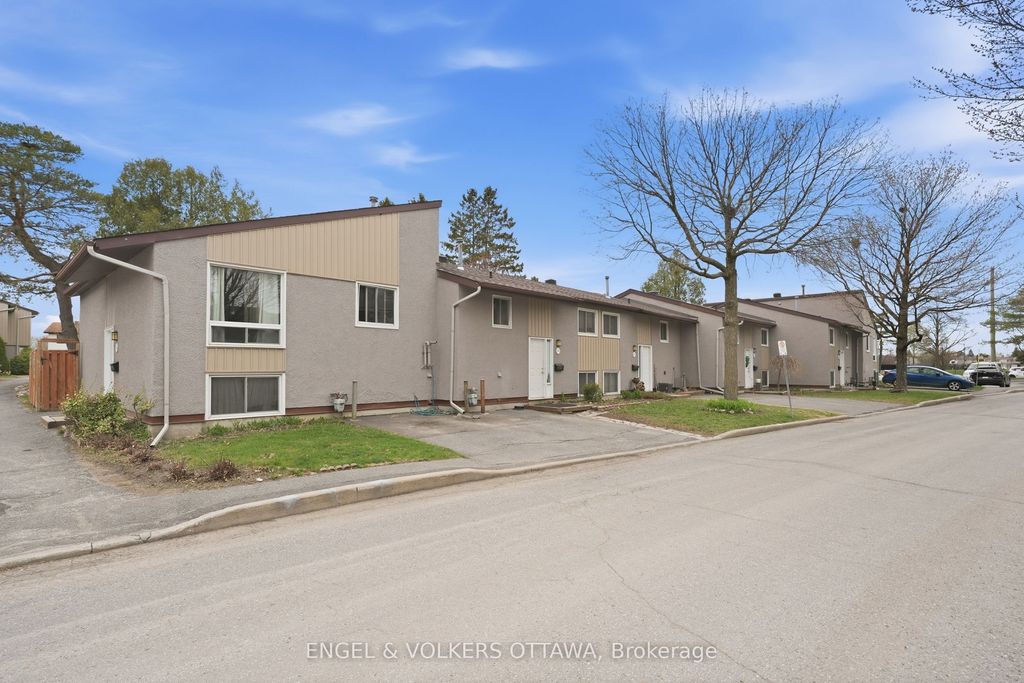 Photo of 374 Woodfield Drive #16, Tanglewood - Grenfell Glen - Pineglen, ON K2G 3W9 (MLS # X13080120)