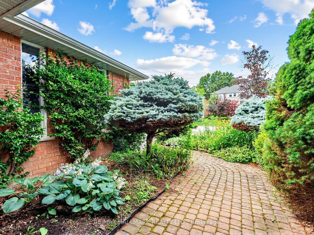 Photo of 185 Aurora Heights Drive, Aurora, ON L4G 2X1 (MLS # N13564678)