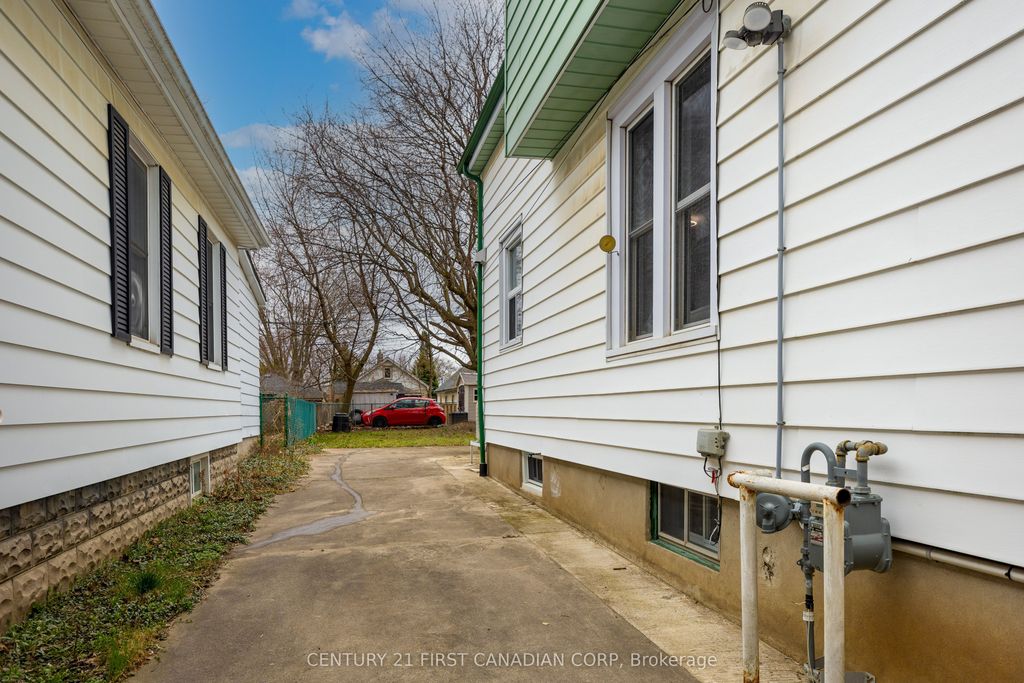 Photo of 401 Salisbury Street, London East, ON N5Y 3B3 (MLS # X13077520)