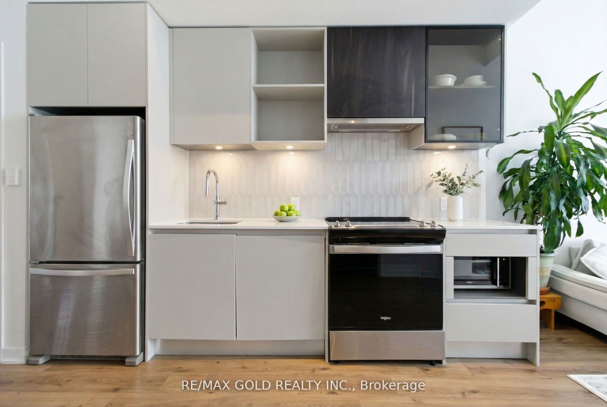 395 Dundas Street W 117