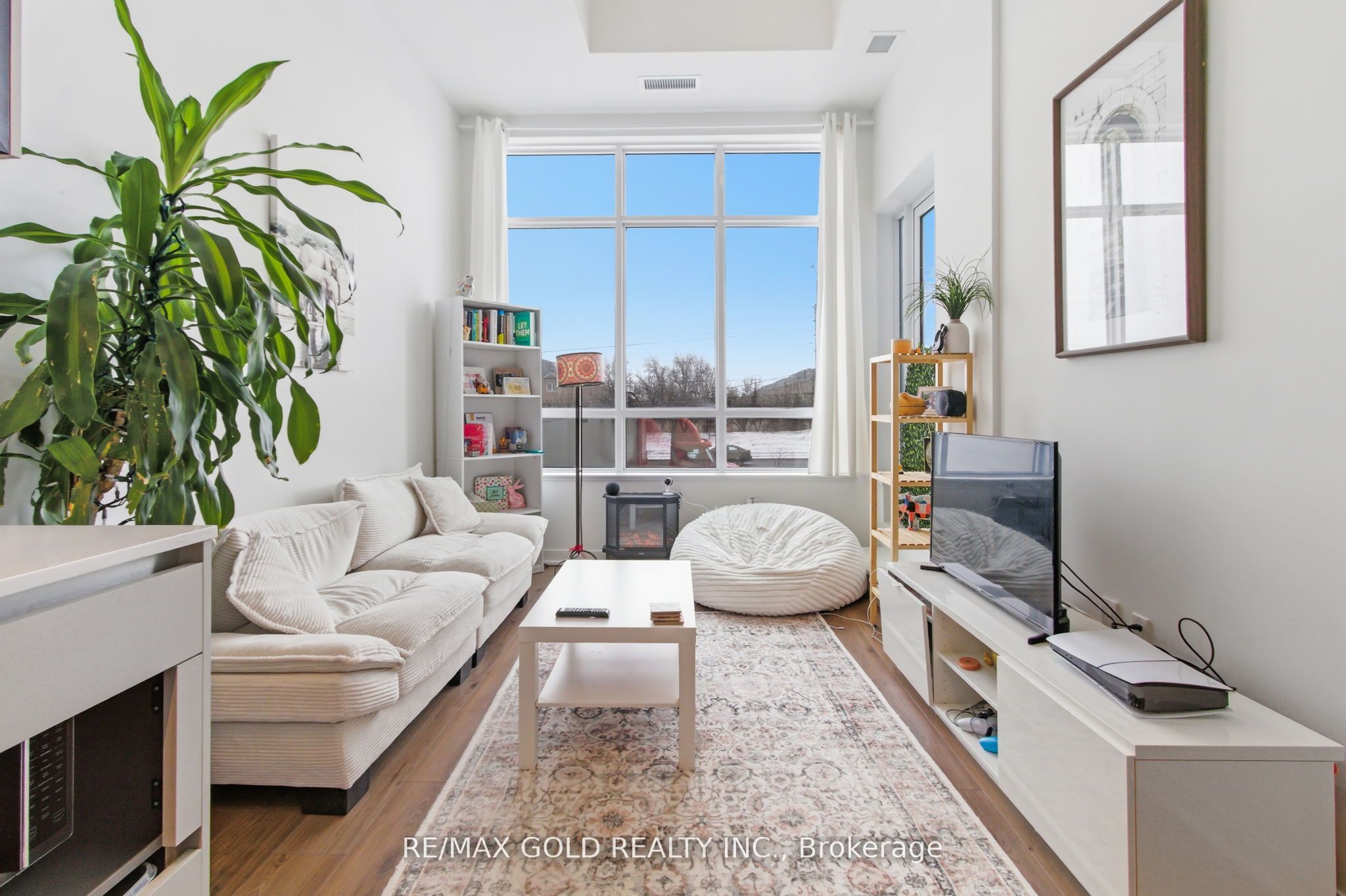 395 Dundas Street W 117