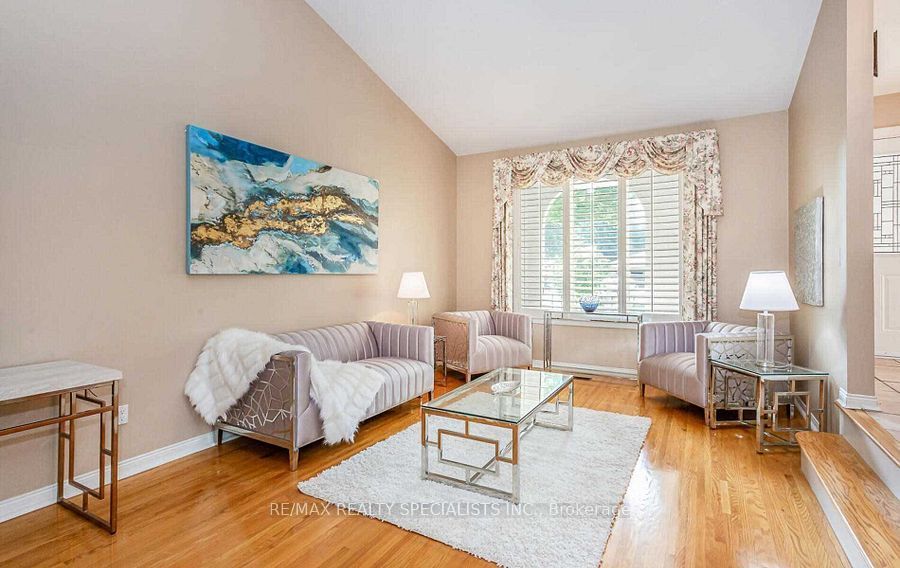 1697 Missenden Crescent