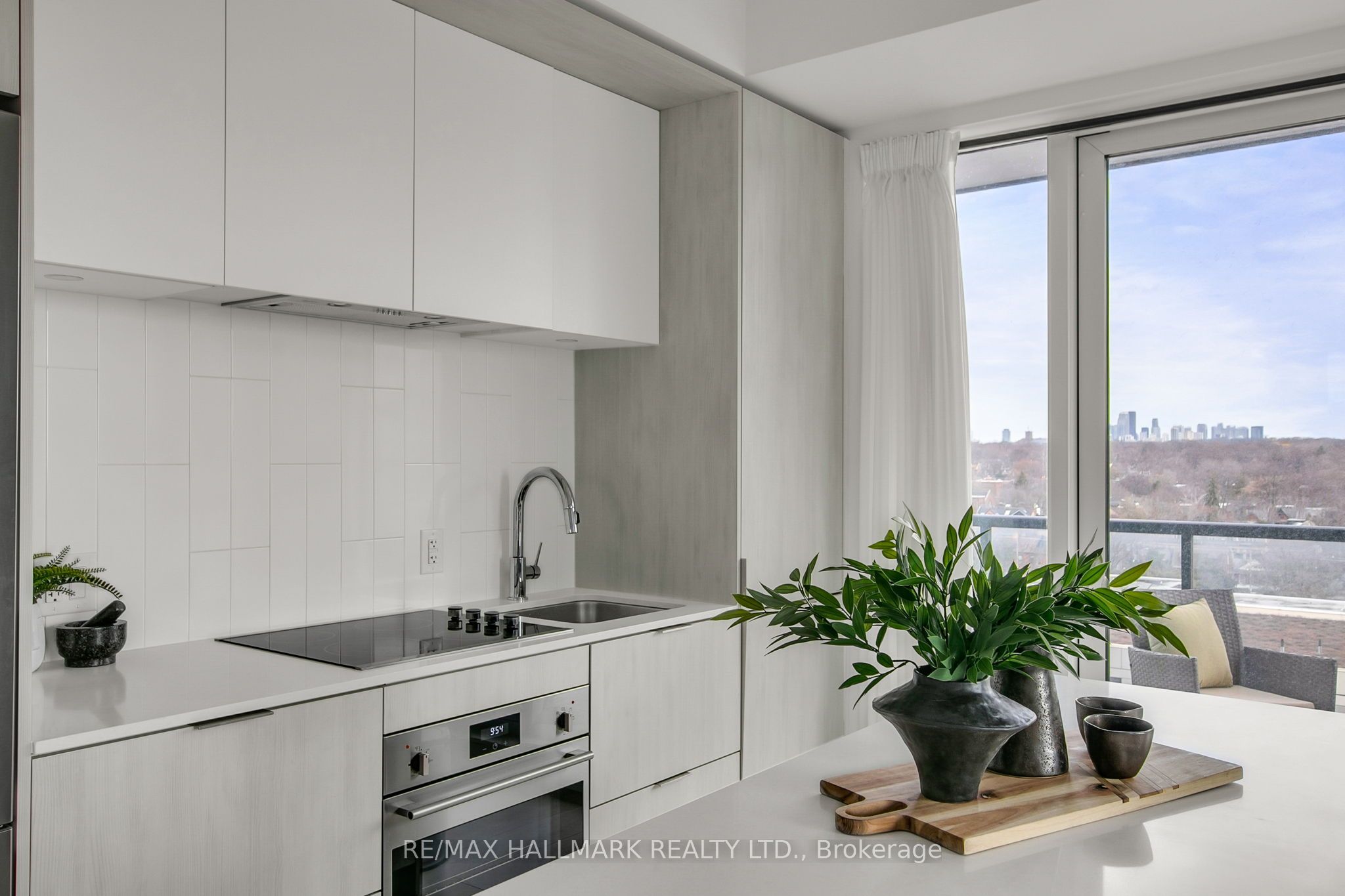 35 Tubman Avenue 1021