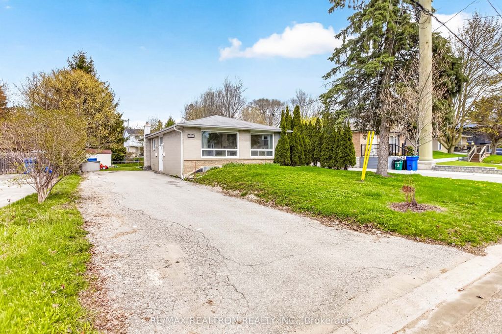 Photo of 753 Elgin Street, Newmarket, ON L3Y 3B9 (MLS # N13080660)