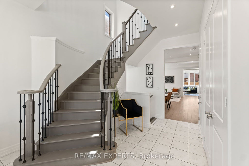 Photo of 17 Red Rose Lane, East Gwillimbury, ON L9N 0V1 (MLS # N13652414)