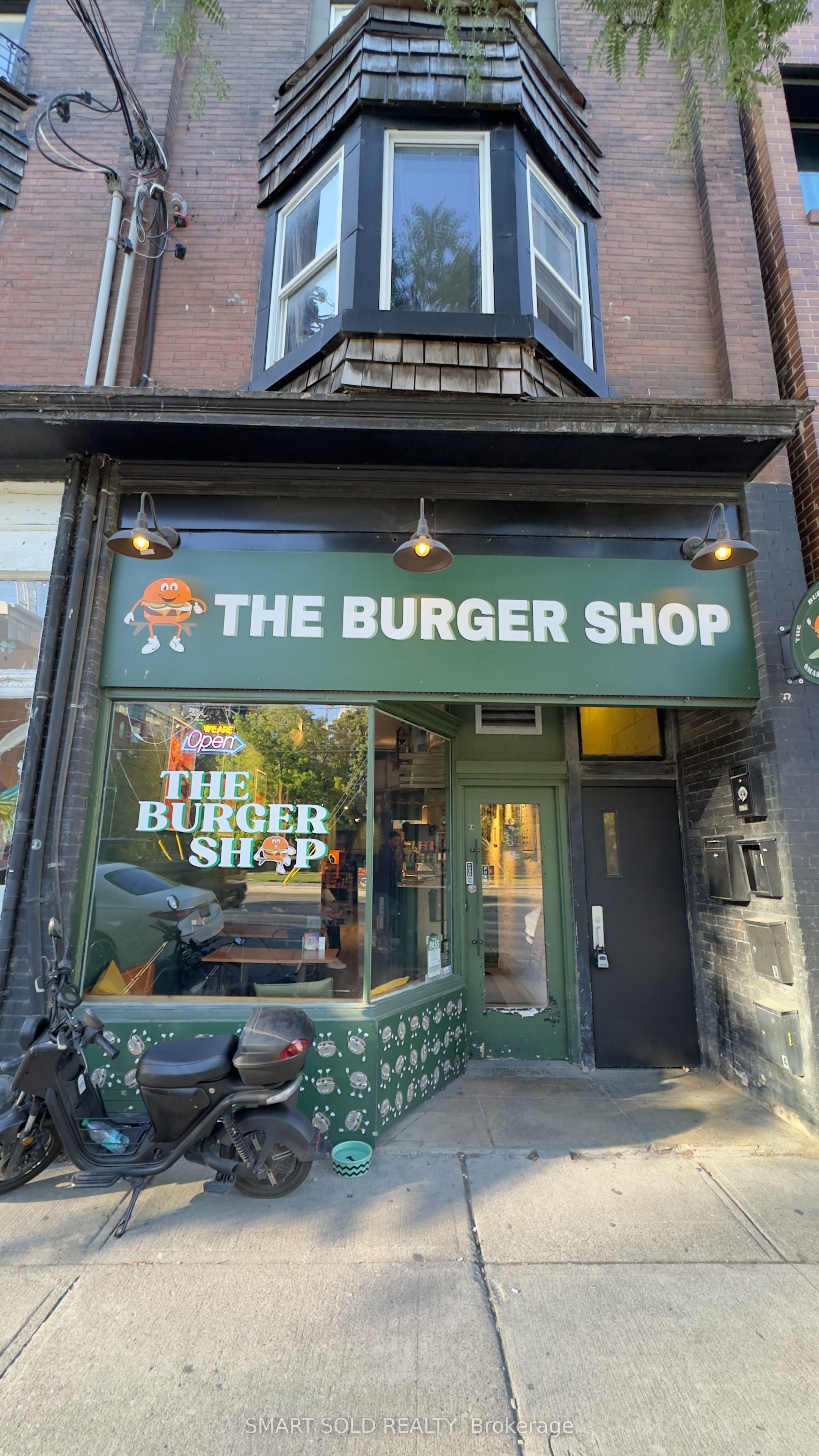 960 Queen Street W