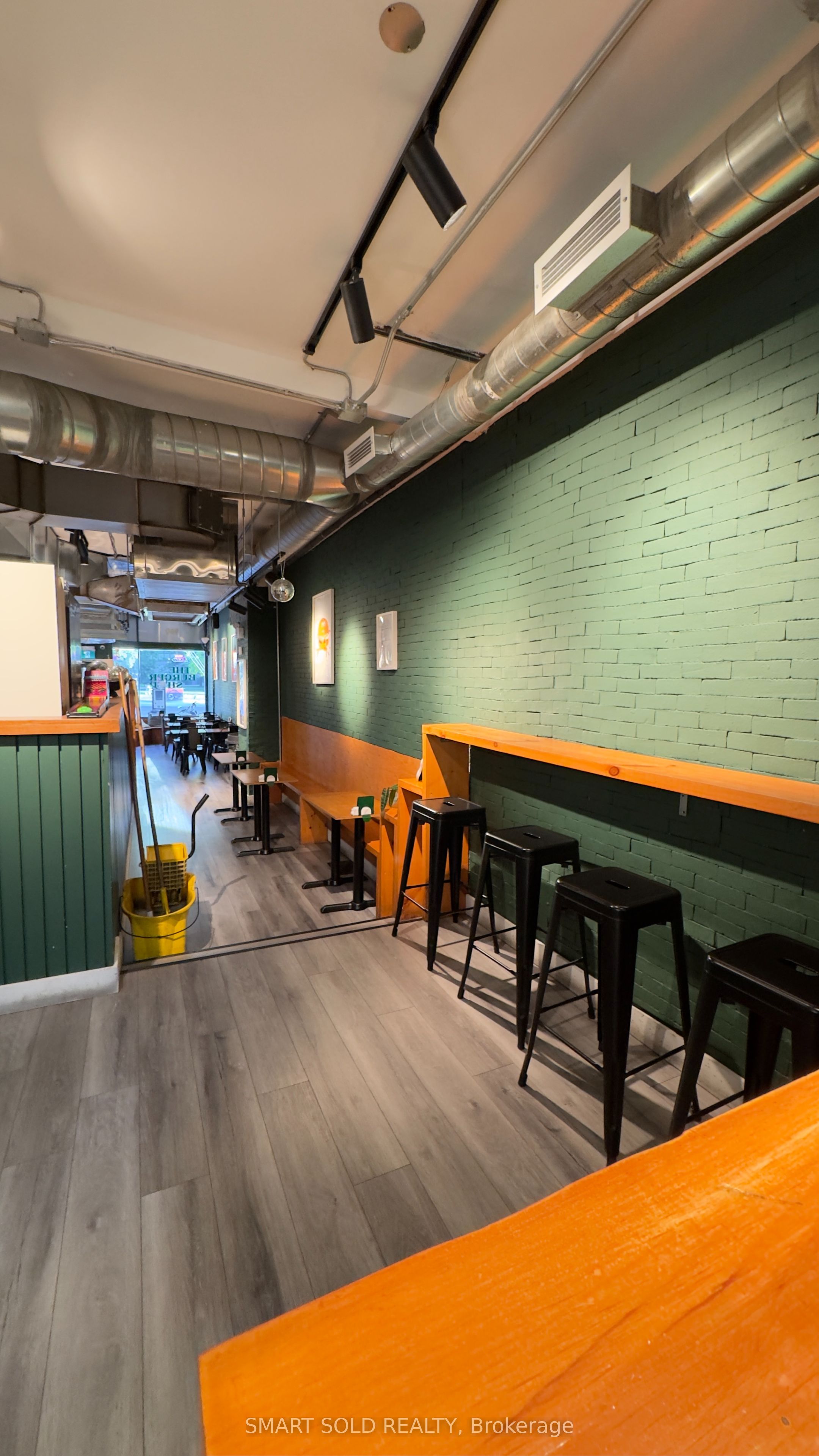 960 Queen Street W