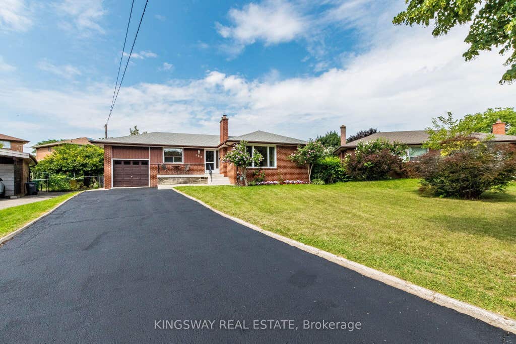 Photo of 163 Floradale Drive, Mississauga, ON L5B 1G2 (MLS # W13652502)