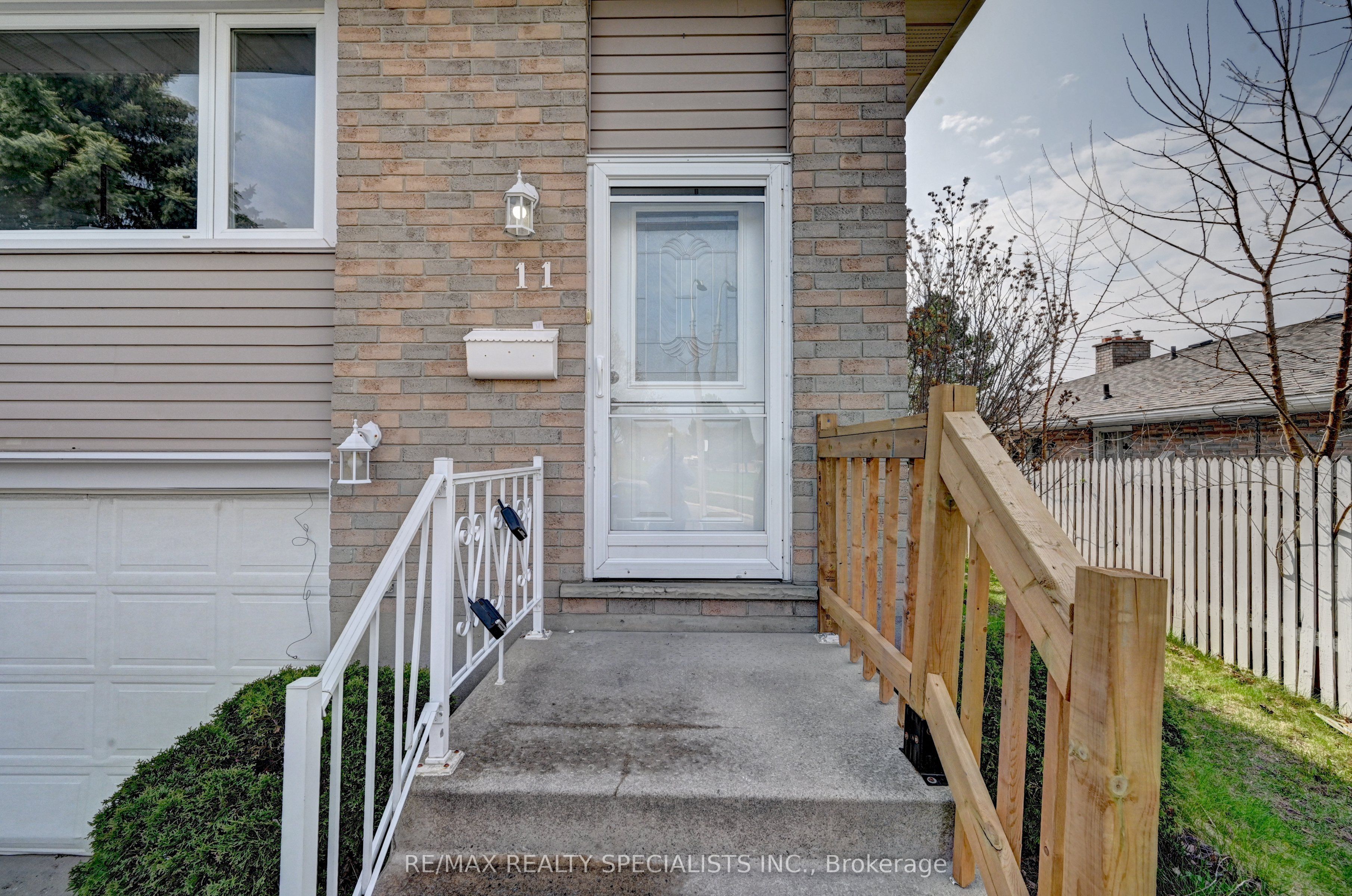 11 Dinison Crescent