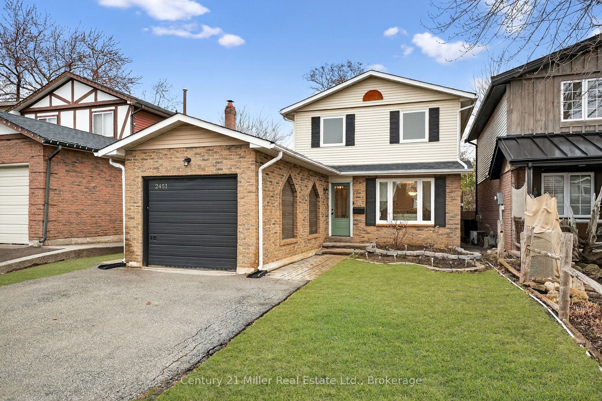 Photo 1 of 33 — 2451 Malcolm Crescent, Burlington, ON L7P 3Y7