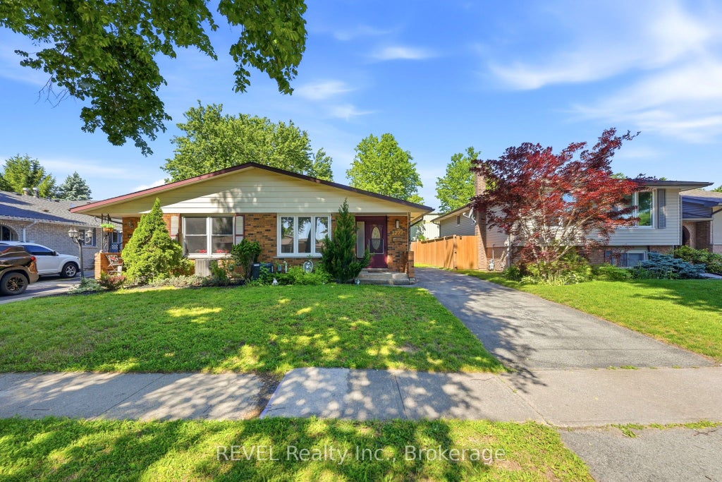 Photo of 3727 ORLANDO Drive, Niagara Falls, ON L2J 4B5 (MLS # X13442364)