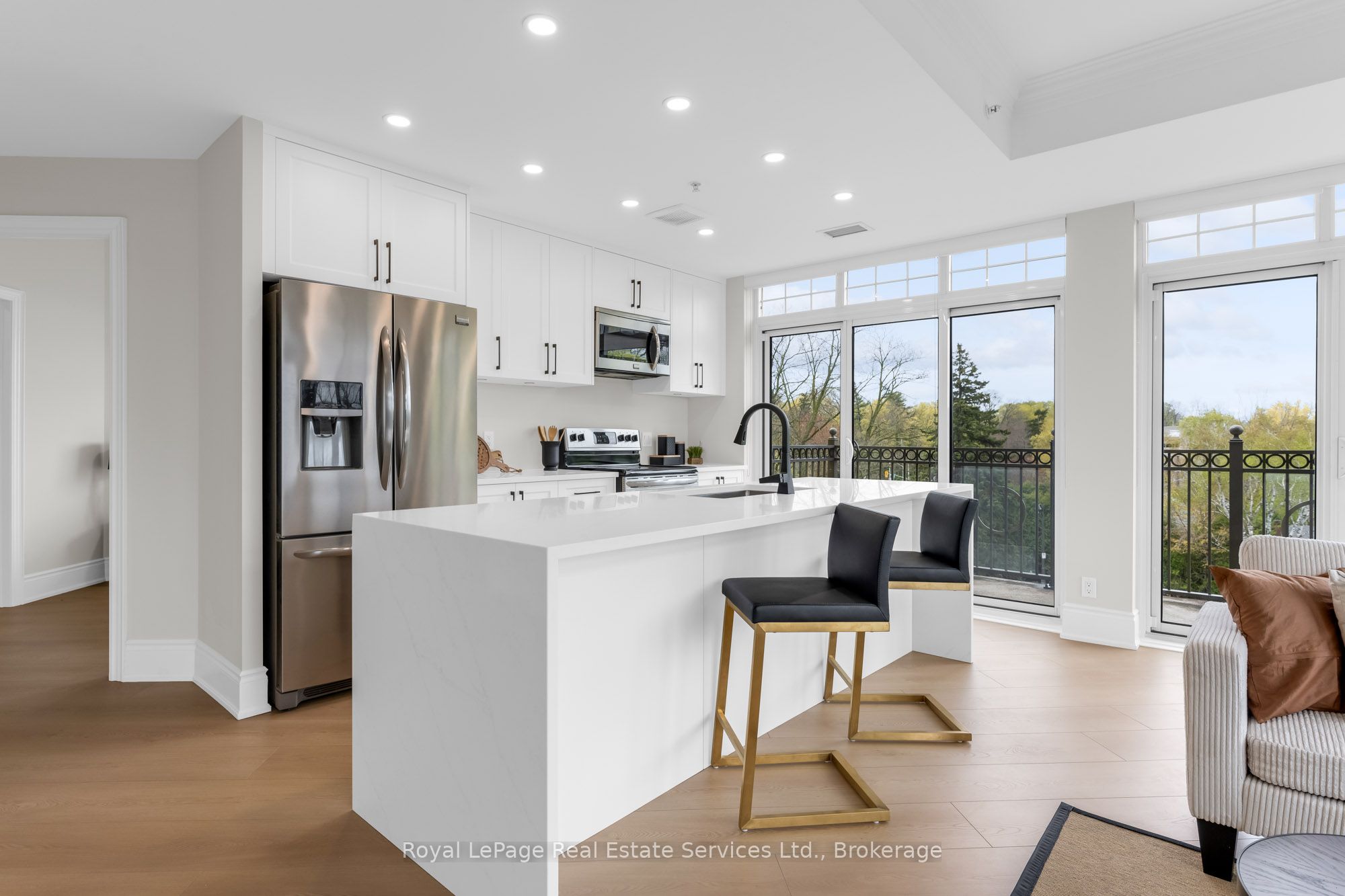 205 Lakeshore Road W 407