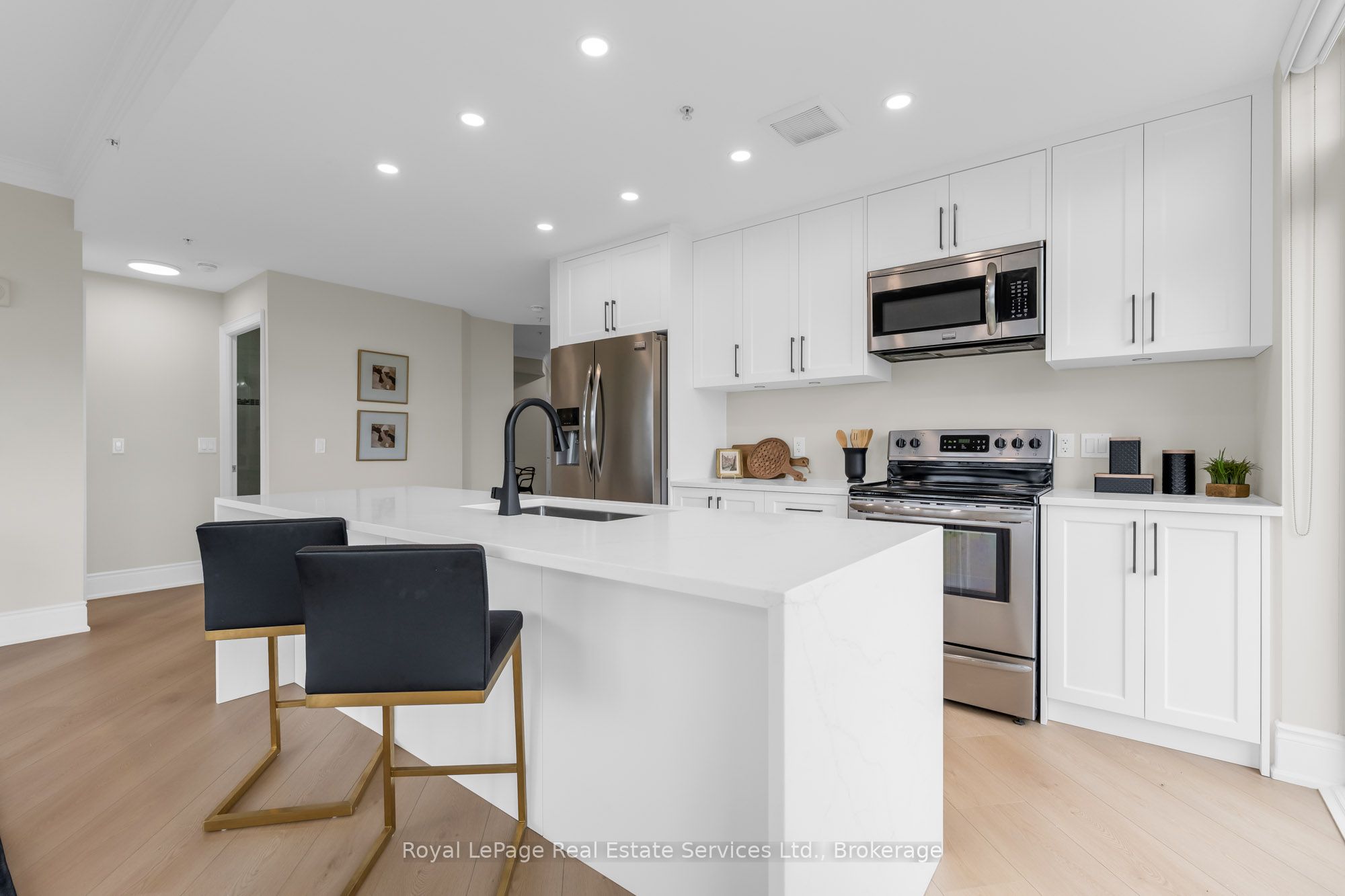 205 Lakeshore Road W 407