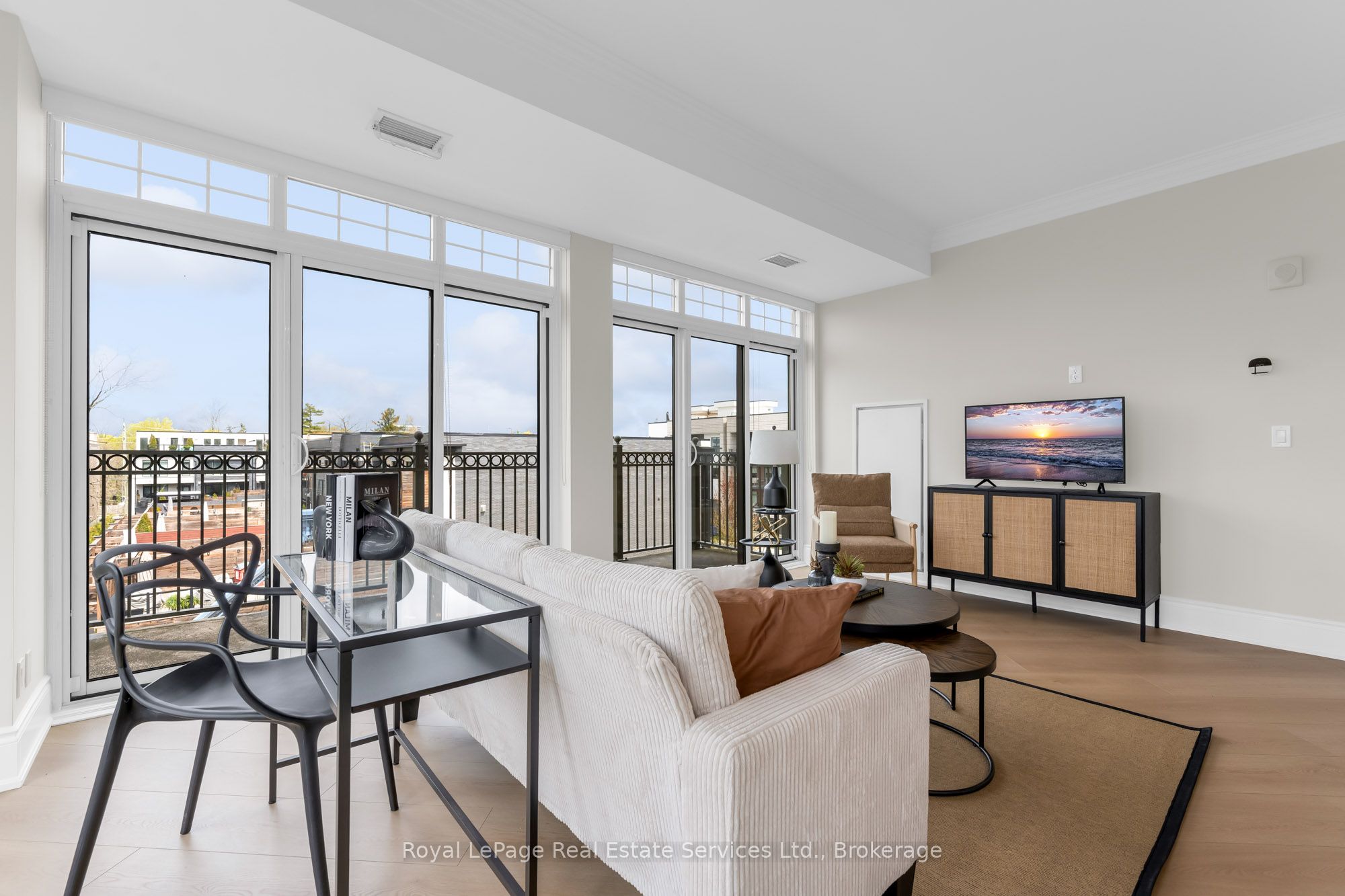205 Lakeshore Road W 407