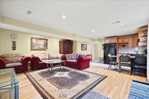 40 Lloyd George Avenue Lower Toronto ON M8W 3W6