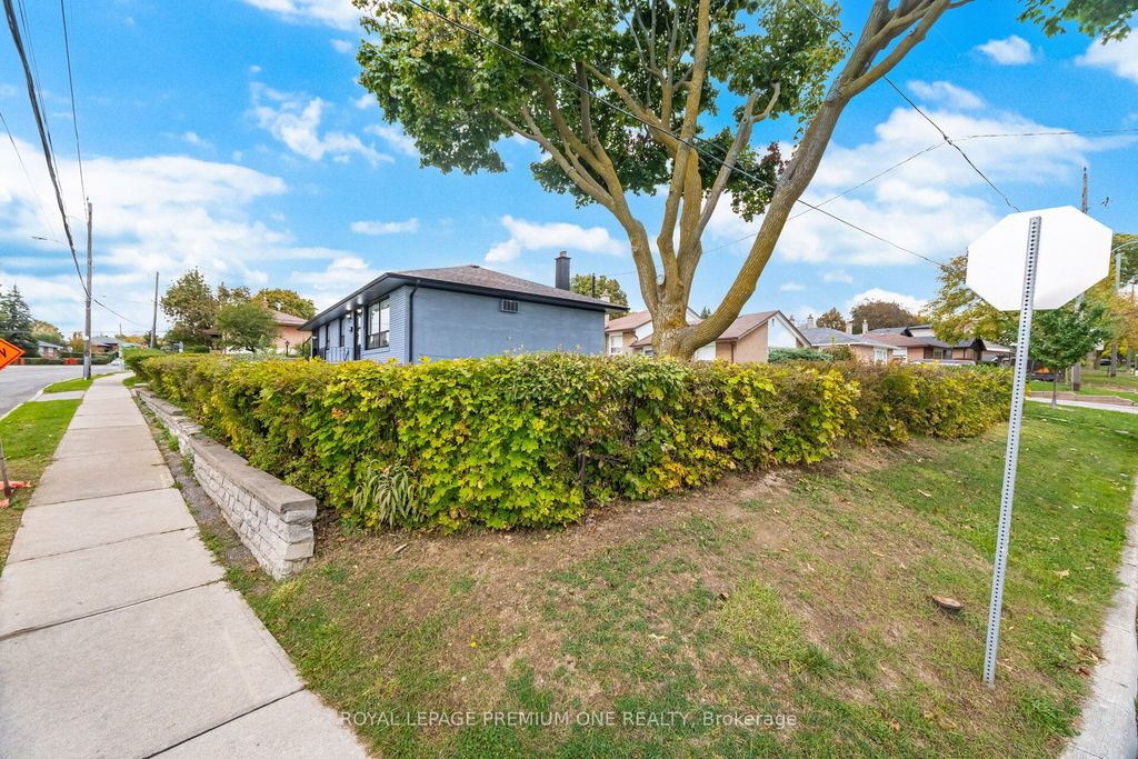 Photo of 2 Del Ria Drive, Toronto, ON M6L 1M1 (MLS # W12480798)