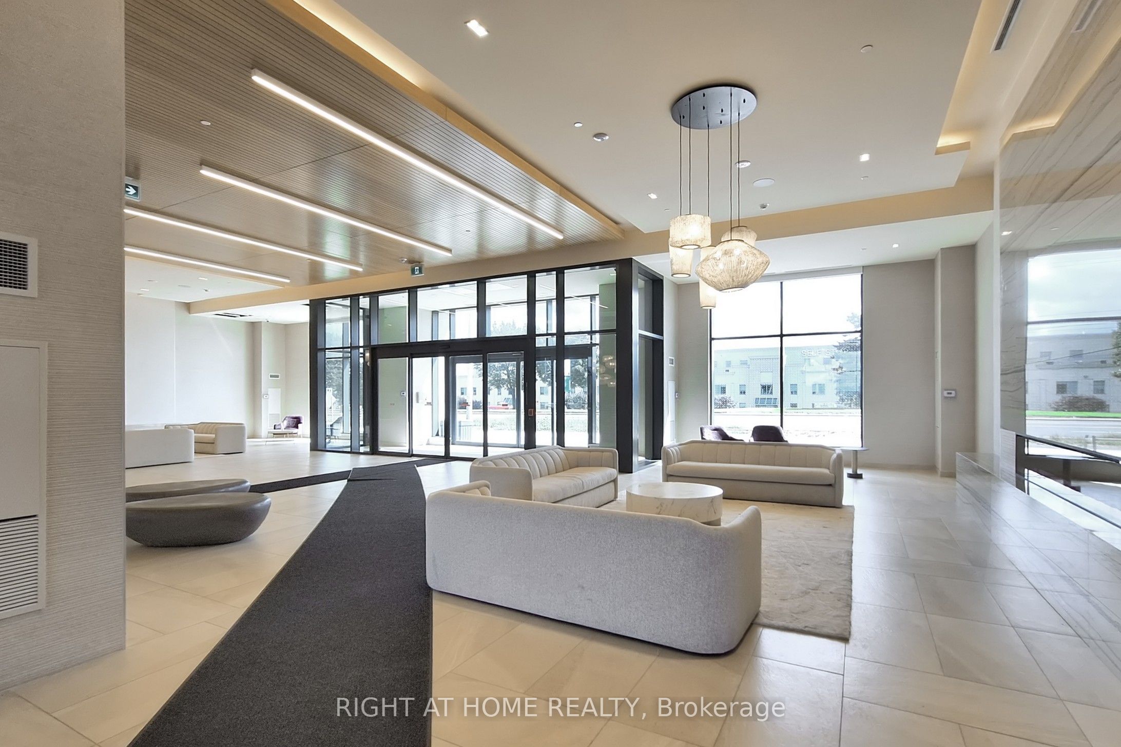 8960 Jane Street LPH106