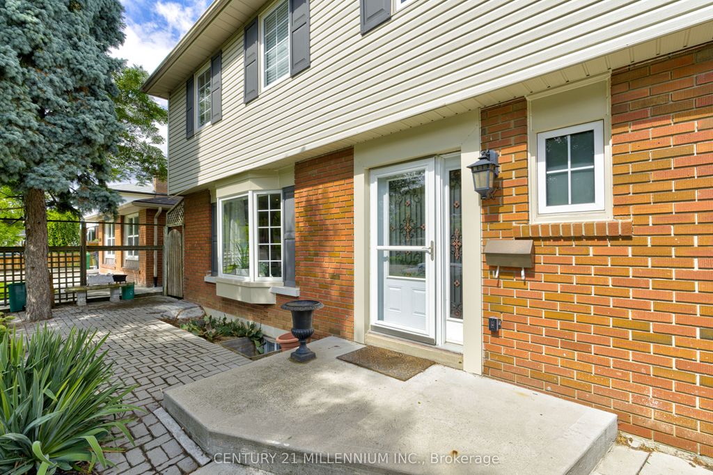Photo of 17 Evesham Crescent, Brampton, ON L6T 3R9 (MLS # W12456984)