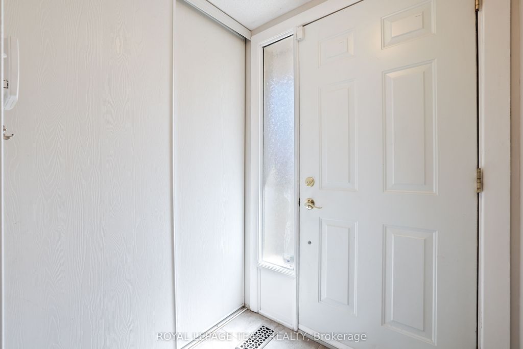 Photo of 2942 Fairlea Crescent, Hunt Club - South Keys and Area, ON K1V 8T7 (MLS # X13022168)