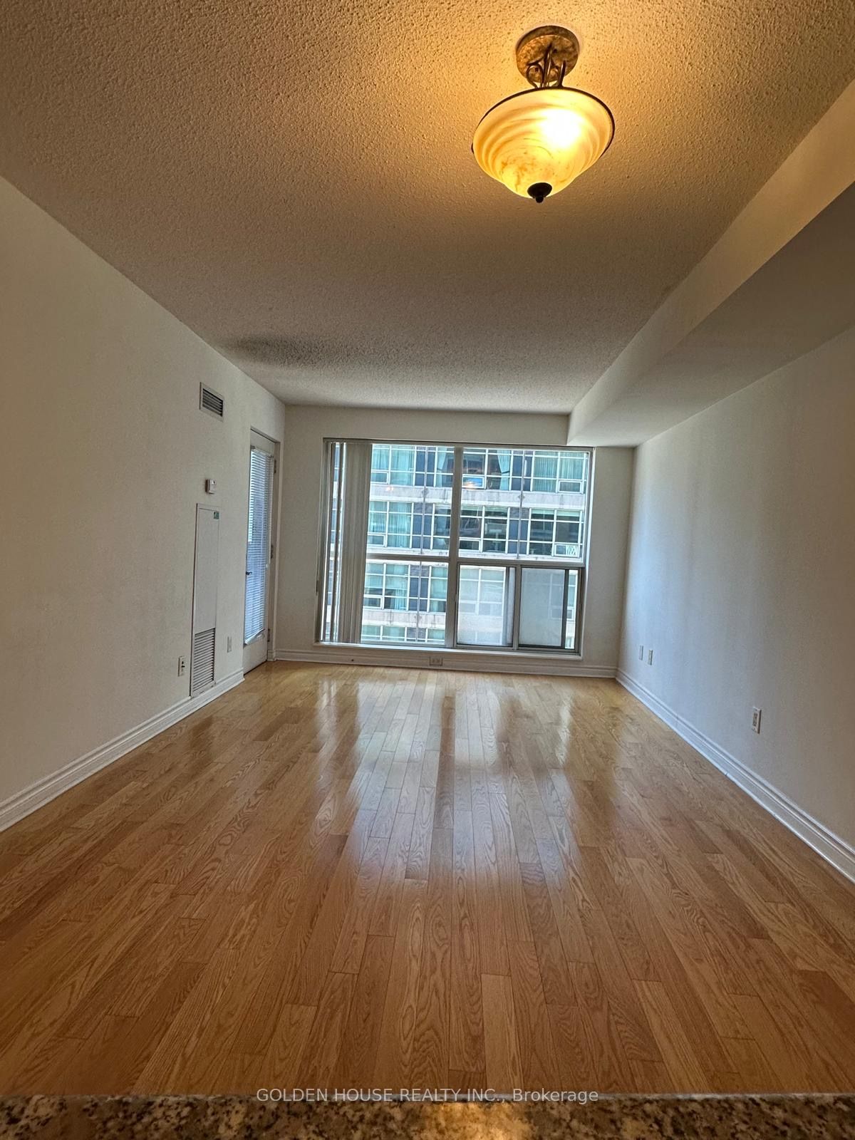 270 Wellington Street W 618