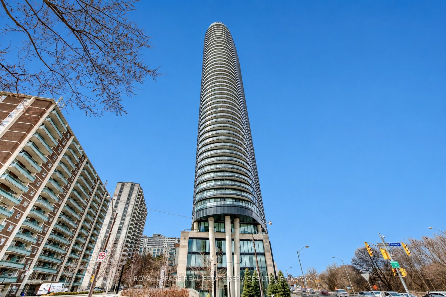 Photo 1 of 29 — 585 Bloor Street E 1320, Toronto, ON M4W 0B3