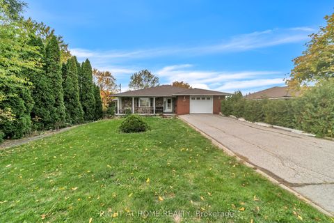 Photo of 22 Hamilton Drive, Newmarket, ON L3Y 3E8 (MLS # N12472640)
