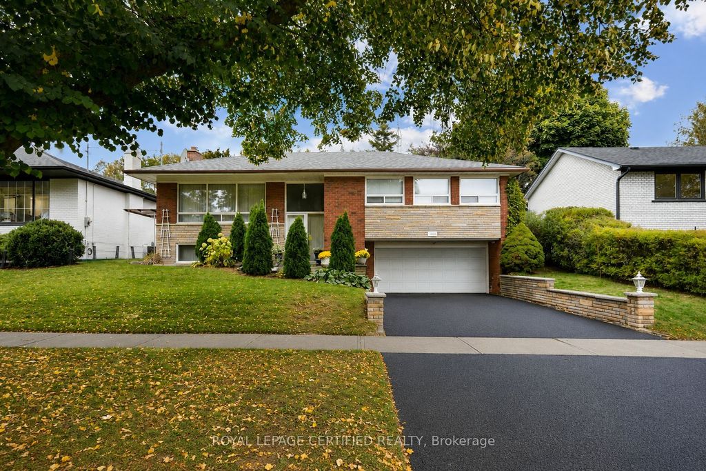 Photo of 1639 Sunnycove Drive, Mississauga, ON L4X 1B6 (MLS # W13099836)