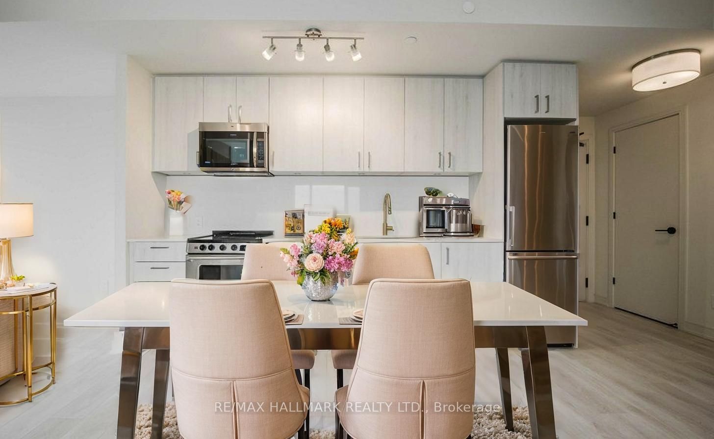 8010 Derry Road W 1002