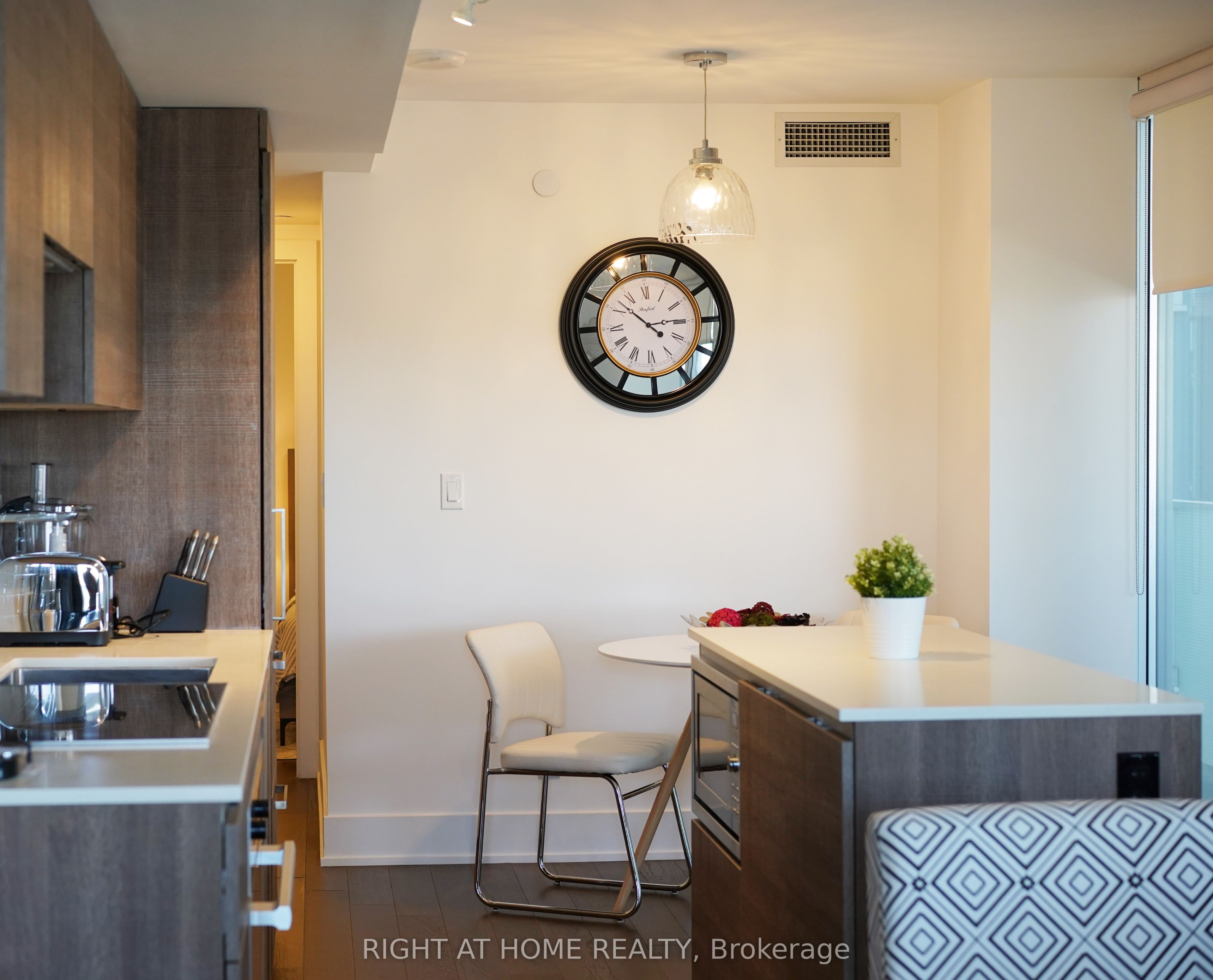 200 Bloor Street W 1610