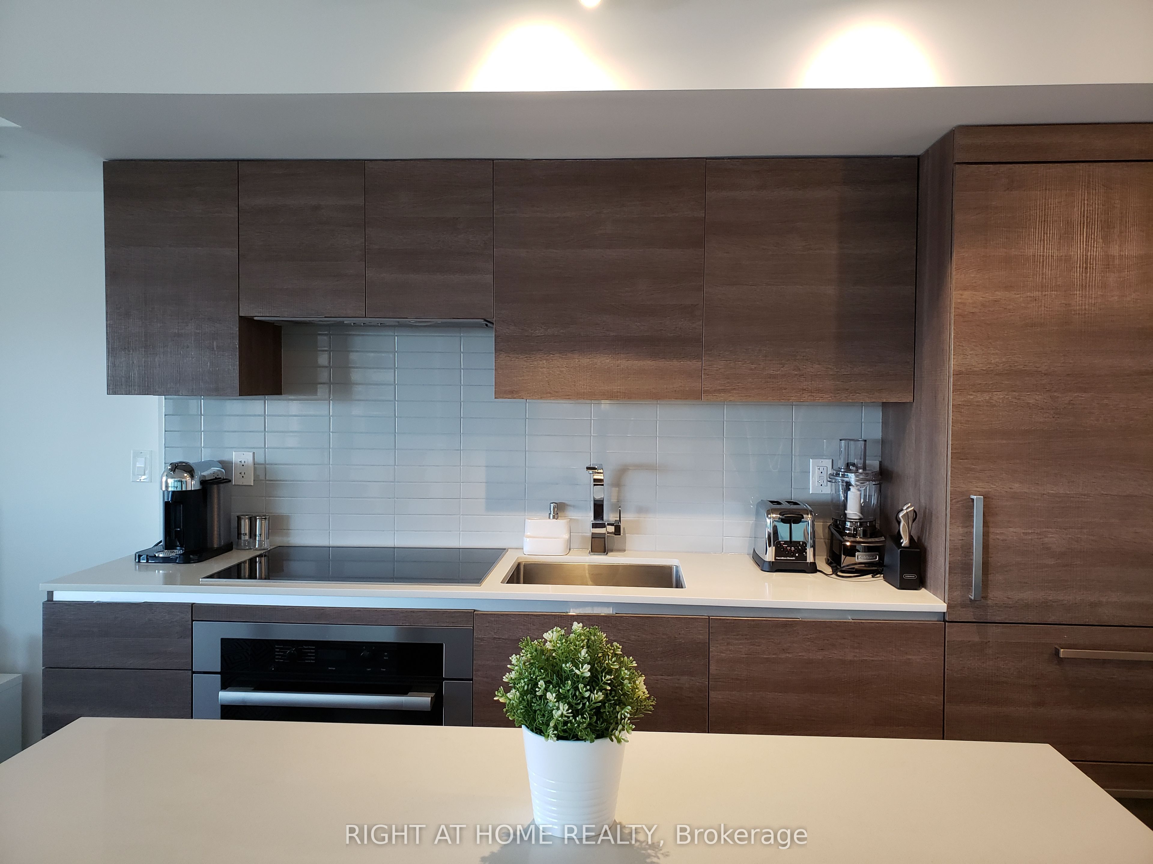 200 Bloor Street W 1610