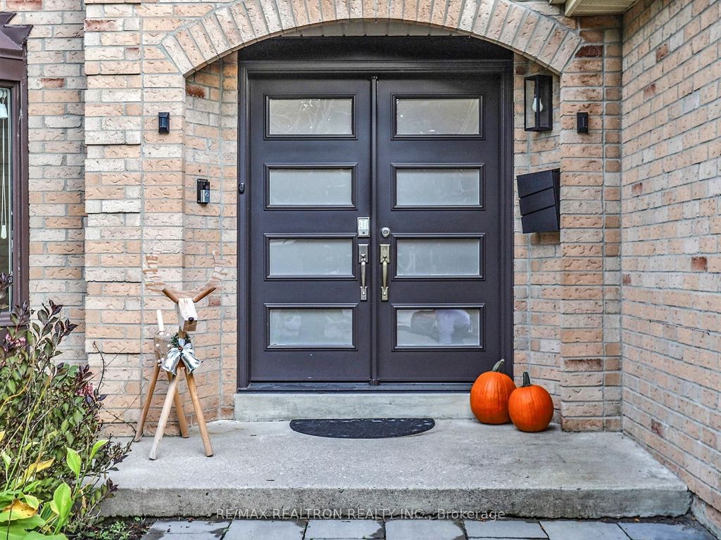 Photo of 19 Timpson Drive, Aurora, ON L4G 5K7 (MLS # N12475228)