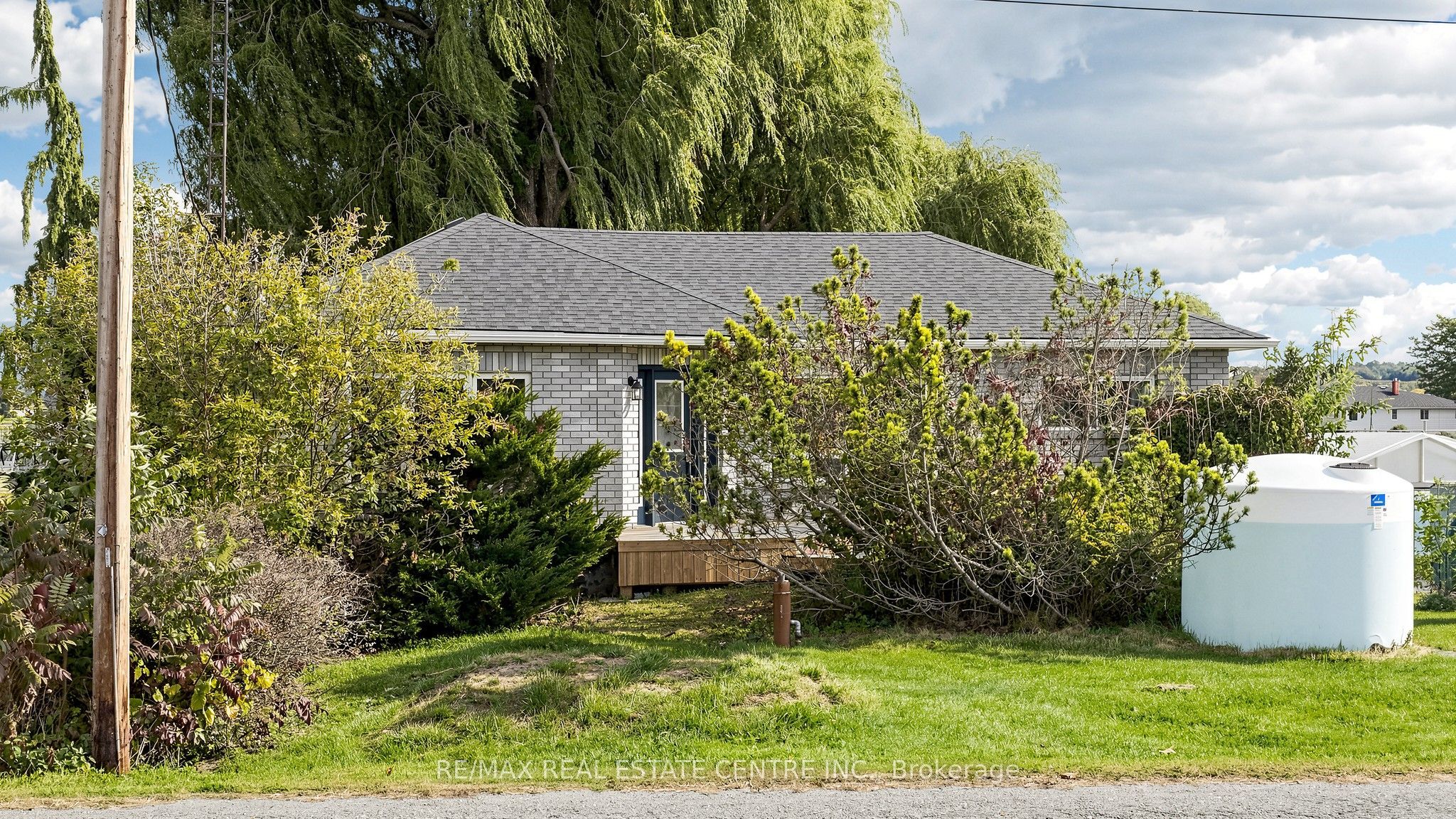 393 Canal Road W