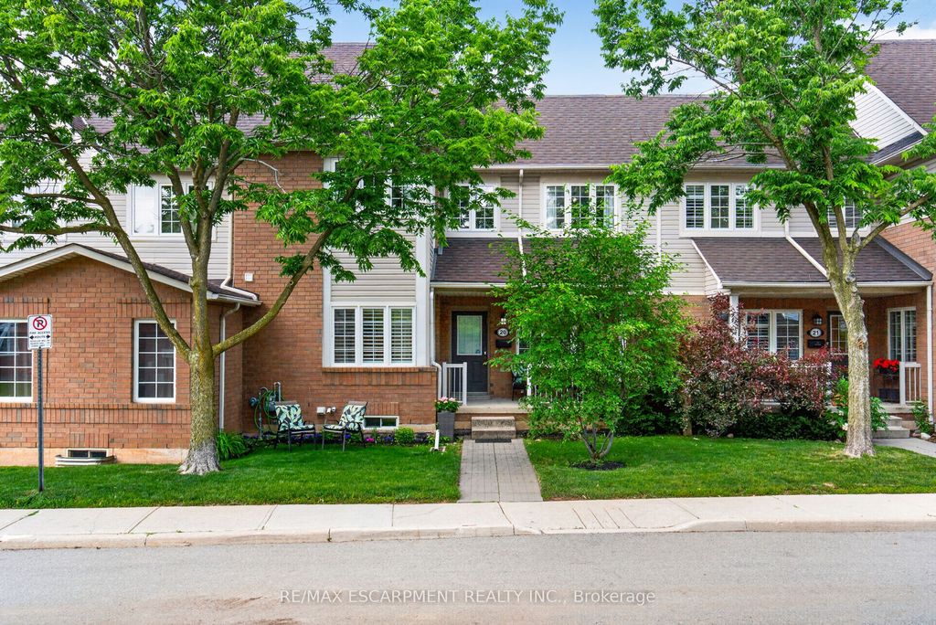 Photo of 100 Beddoe Drive #20, Hamilton, ON L8P 4Z2 (MLS # X13437646)