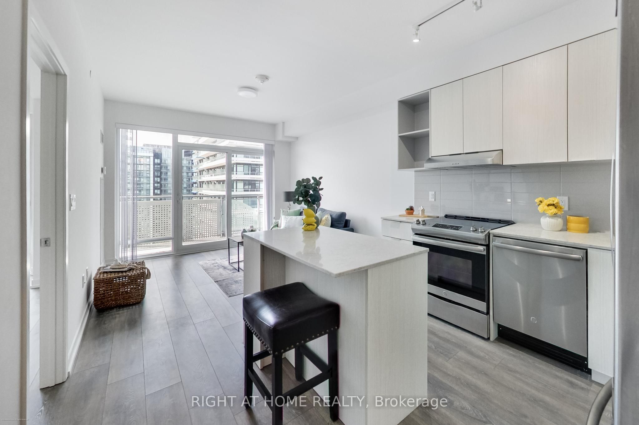 2520 Eglinton Avenue W 1602