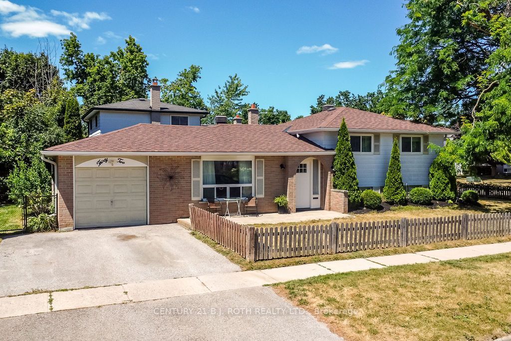 Photo of 32 Lonsdale Place, Barrie, ON L4M 4J1 (MLS # S13087376)