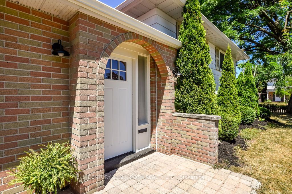 Photo of 32 Lonsdale Place, Barrie, ON L4M 4J1 (MLS # S13087376)