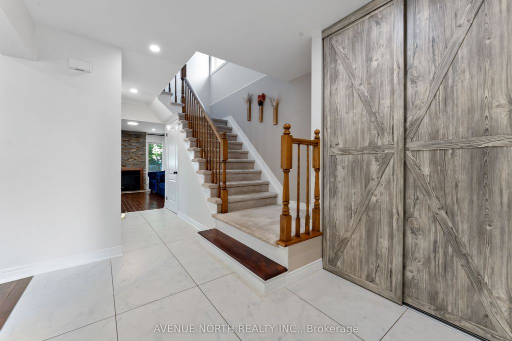 Photo of 33 SARRAZIN Way, Barrhaven, ON K2J 4A5 (MLS # X12475236)
