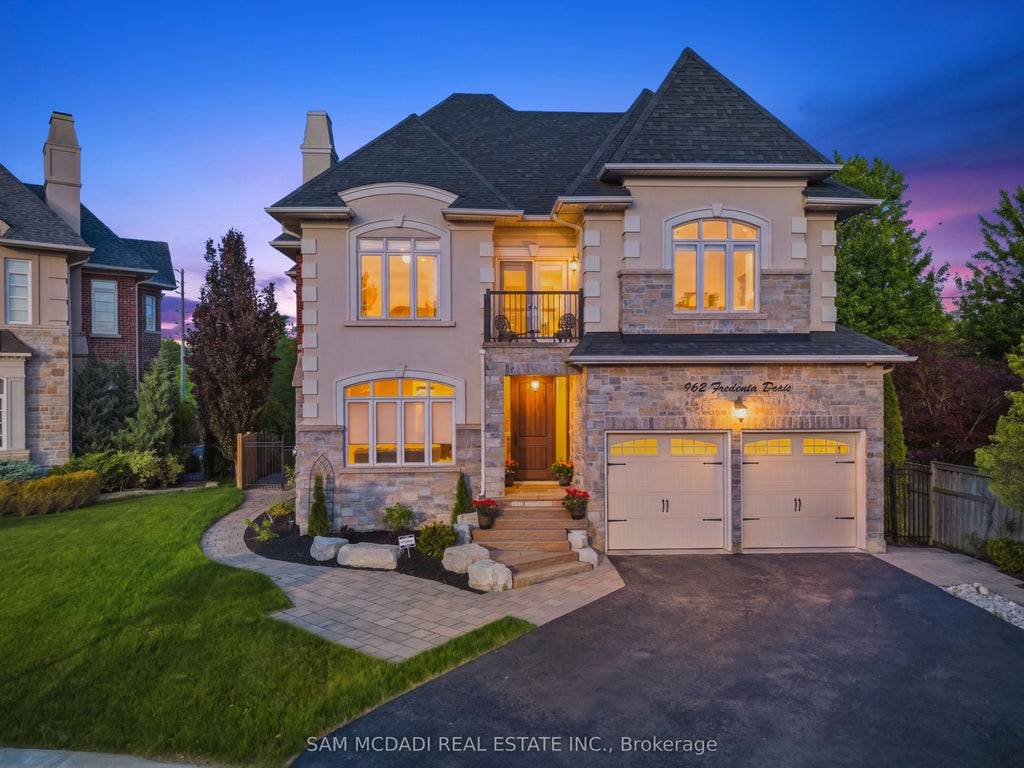 Photo of 962 Fredonia Drive, Mississauga, ON L5C 2W4 (MLS # W13428700)