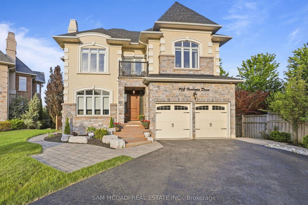 Photo of 962 Fredonia Drive, Mississauga, ON L5C 2W4 (MLS # W13428700)